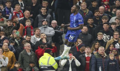 Gelandang Chelsea Moises Caicedo merayakan golnya ke gawang Manchester United dalam pertandingan Liga Primer Inggris di Stadion Old Trafford, Senin (4/11/2024) dini hari WIB.