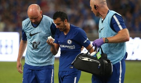 Gelandang Chelsea, Pedro (tengah) mengalami cedera pada laga pramusim lawan Arsenal, di Stadion Nasional, Beijing, Cina, Sabtu (22/7). 