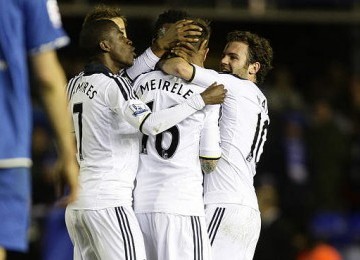 Gelandang Chelsea, Raul Meireles (tengah), hanya terdiam saat rekan setim memeluknya untuk merayakan golnya saat membungkam Birmingham City 2-0 di laga Piala FA di Stadion St Andrews, Birmingham, Selasa (6/3). 