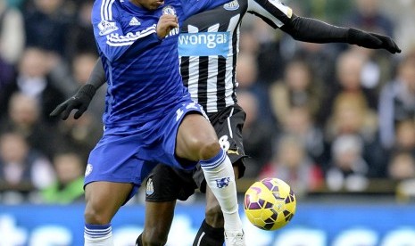 Gelandang Chelsea Willian berebut bola dengan pemain Newcastle.