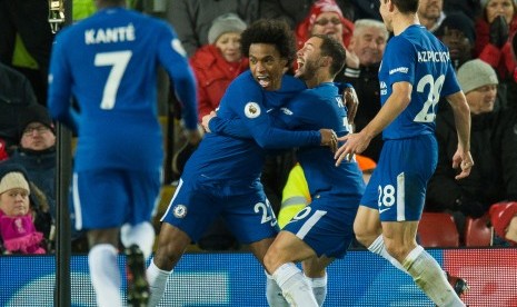 Gelandang Chelsea, Willian (kedua kanan) merayakan gol bersama rekannya pada laga Liga Primer melawan Liverpool di Anfield, Ahad (26/11) dini hari WIB. Laga berakhir imbang 1-1.