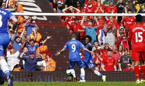 Gelandang Chelsea, Willian, merayakan golnya ke gawang Liverpool bersama rekan setimnya, Fernando Torres. Chelsea mengalahkan Liverpool di Anfield, Ahad (27/4) malam WIB.