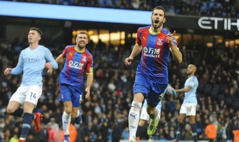 Gelandang Crystal Palace, Luka Milivojevic merayakan gol ke gawang Manchester City pada laga Liga Primer Inggris di Stadion Etihad, Sabtu (22/12). Palace menang 3-2.