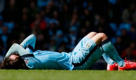 Gelandang David Silva terkapar di lapangan.