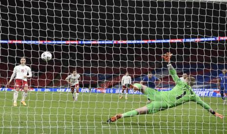 Gelandang Denmark Christian Eriksen (kiri) menaklukkan kiper Inggris Jordan Pickford lewat adu penalti dalam pertandingan UEFA Nations League.