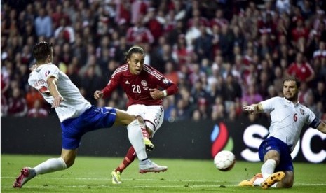 Gelandang Denmark Yussuf Poulsen (tengah) mencetak gol ke gawang Serbia.