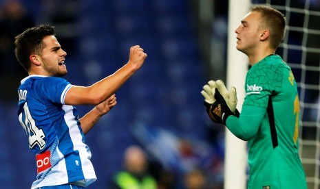 Gelandang Espanyol Oscar Melendo (kiri) merayakan gol di depan kiper Barcelona Jasper Cillessen (R) pada leg pertama perempat final Copa del Rey di Stadion RCD, Cornella, Barcelona, Spanyol. Kamis (18/1) dini hari WIB. 