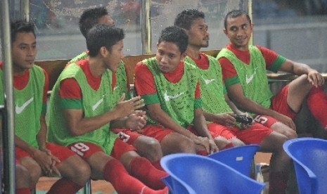 Gelandang Evan Dimas berada di bangku cadangan saat pertandingan ujicoba timnas Indonesia melawan Suriah di Gelora Bung Karno, Jakarta, Sabtu (15/11).