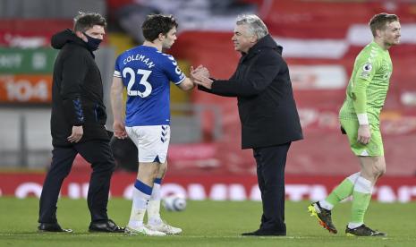 Gelandang Everton Seamus Coleman (kedua kiri) bersalaman dengan pelatihnya Carlo Ancelotti.