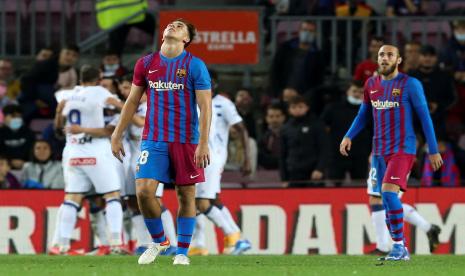 Gelandang FC Barcelona Nico Gonzalez (tengah) dan bek Oscar Mingueza (kanan) pada pertandingan sepak bola LaLiga Spanyol antara FC Barcelona dan Deportivo Alaves yang diadakan di Camp Nou di Barcelona, Spanyol, Sabtu (30/10) malam waktu setempat atau Ahad (31/10) WIB. 