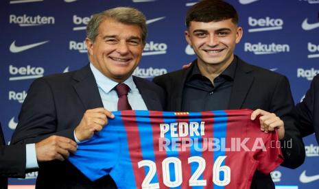 Gelandang FC Barcelona Pedri Gonzalez (kanan).