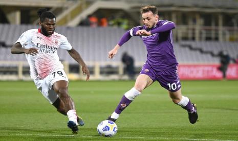 Gelandang Fiorentina Gaetano Castrovilli mengejar bola dibayangi bek Ac Milan Frank Kessie