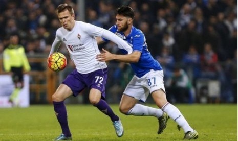 Gelandang Fiorentina Josip Ilicic (putih) dijaga pemain Sampdoria Ervin Zukanovic.