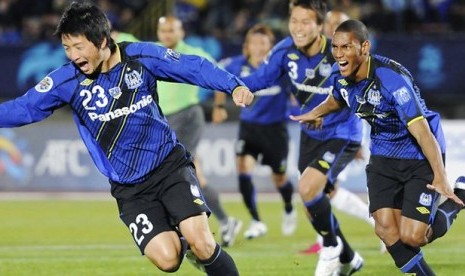 Gelandang Gamba Osaka, Takuya Takei merayakan gol ke gawang Melbourne Victory.