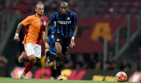 Gelandang Geoffrey Kondogbia berebut bola dengan bintang Galatasaray, Wesley Sneijder.