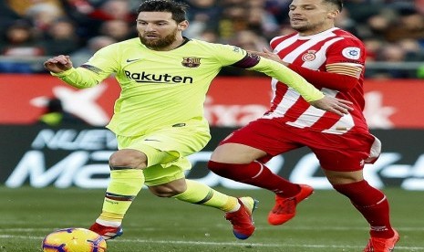  Gelandang Girona Alex Granell membayangi penyerang Barcelona Lionel Messi dalam pertandingan antara Girona FC dan Barcelona