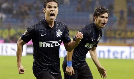 Gelandang Hernanes.