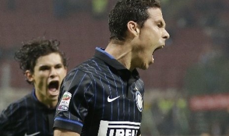 Gelandang Hernanes.