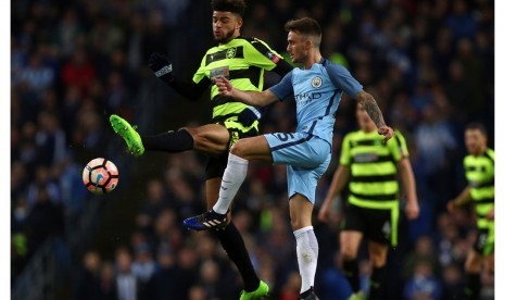 Gelandang Huddersfield Town, Philip Billing (kiri) saat bertanding melawan Manchester City.