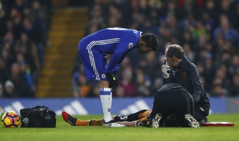 Gelandang Hull City, Ryan Mason tergeletak setelah berbenturan dengan bek Chelsea, Gary Cahill pada laga Liga Primer di Stamford Bridge, Senin (23/1) dini hari WIB. Mason mengalami cedera serius.