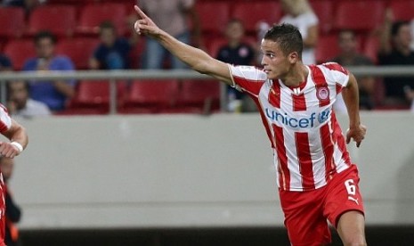 Gelandang Ibrahim Afellay mencetak satu gol ke gawang Atletico Madrid.