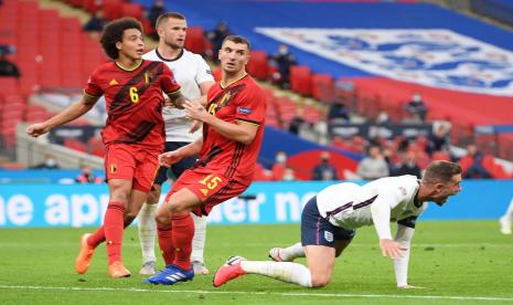 Gelandang Inggris Jordan Henderson (kanan) terjatuh setelah ditarik oleh bek Belgia Thomas Meunier (kedua kanan).