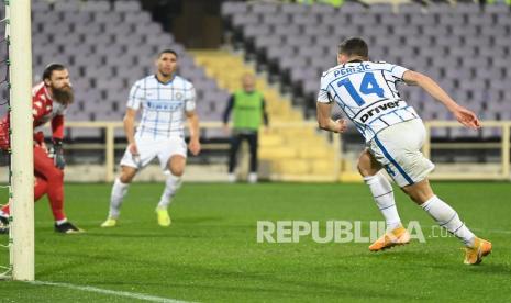  Gelandang Inter Ivan Perisic (kanan) mencetak gol kedua timnya pada pertandingan sepak bola Serie A Italia antara ACF Fiorentina dan FC Inter di stadion Artemio Franchi di Florence, Italia, Sabtu (6/2) dini hari WIB.