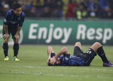 Gelandang Inter Milan, Dejan Stankovic (kanan), dan defender Yuto Nagatomo kecewa setelah mereka tersingkir di babak 16 besar Liga Champions meski berhasil mengalahkan Marseille 2-1 di Stadion San Siro, Milan, Selasa (13/3).