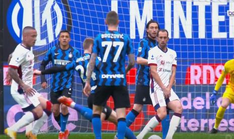 Gelandang Inter Milan Eriksen melepaskan tendangan ke gawang Cagliari, dalam laga Liga Italia, Ahad (11/4).