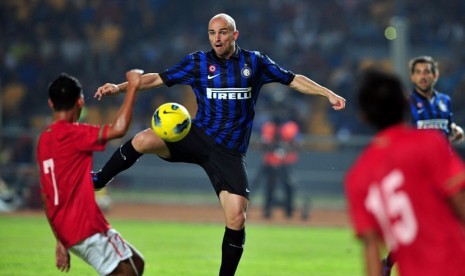   Gelandang Inter Milan Esteban Cambiaso (biru), berusaha melepaskan tendangan dalam laga persahabatan Internazionale Milan Indonesia Tour di Stadion Gelora Bung Karno, Senayan, Jakarta, Sabtu (26/5).(Edwin DWi Putranto/Republika)