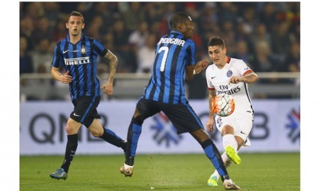 Gelandang Inter Milan Geoffrey Kondogbia menjaga gelandang PSG Marco Verratti.