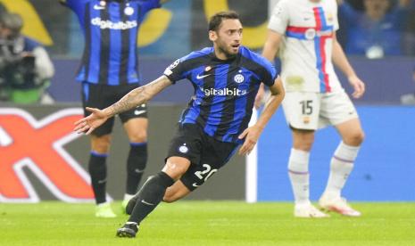 Gelandang Inter Milan Hakan Calhanoglu merayakan golnya ke gawang Barcelona dalam pertandingan Grup C Liga Champions di Giuseppe Meazza, Rabu (5/10/2022) dini hari WIB.