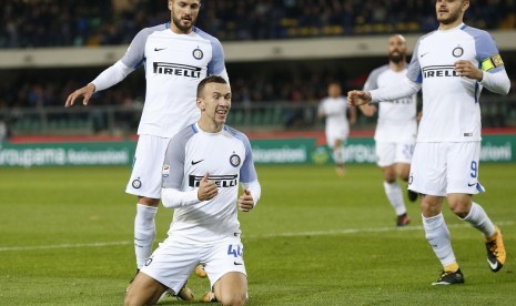 Gelandang Inter Milan Ivan Perisic (berlutut) merayakan gol kemenangan timnya yang dicetaknya ke gawang Verona. Inter mengalahkan Verona 2-1 dalam lanjutan Serie A, Selasa (31/10) dini hari WIB.