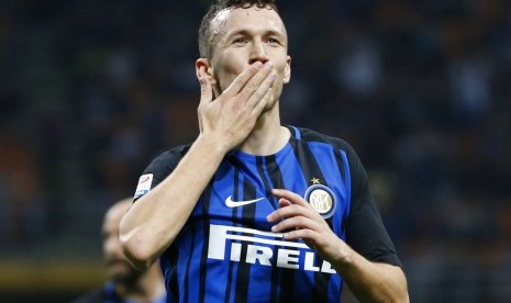 Gelandang Inter Milan Ivan Perisic melakukan selebrasi setelah menjebol gawang Chievo.