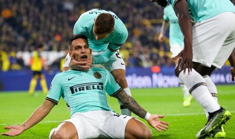 Gelandang Inter Milan Lautaro Martinez merayakan gol cepatnya ke gawan Dortmund di Signal Iduna Park, Rabu (6/11) dini hari WIB.