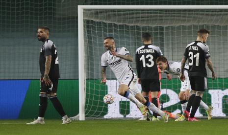 Gelandang Inter Milan Marcelo Brozovic (kedua kiri) merayakan golnya ke gawang Sherrif Tiraspol pada matchday keempat Liga Champions di  Tiraspol, Moldova, 03 November 2021.