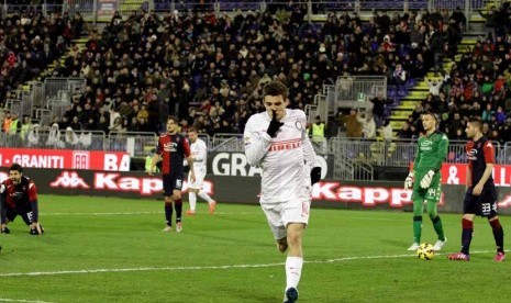 Gelandang Inter Milan, Mateo Kovacic, melakukan selebrasi gol usai menjebol gawang Cagliari Calcio dalam laga Serie A Italia di Sant Elia, Cagliari, Senin (23/2). 