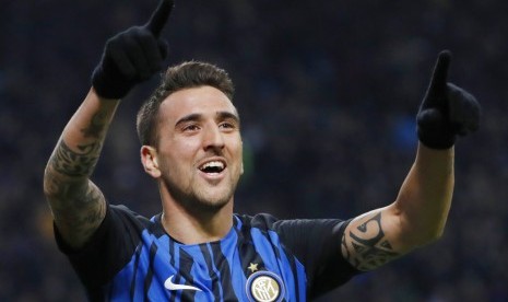 Gelandang Inter Milan, Matias Vecino merayakan gol ke gawang AS Roma pada laga Serie A di Giuseppe Meazza, Senin (22/1) dini hari WIB. Laga berakhir imbang 1-1.