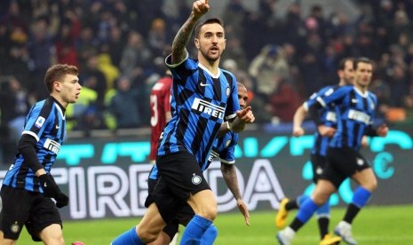 Gelandang Inter Milan Matias Vecino merayakan gol ke gawang AC Milan pada laga Derby della Madonnina. Inter mengalahkan Milan 4-2 setelah sempat tertinggal 0-2 pada babak pertama. 