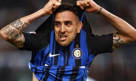 Gelandang Inter Milan, Matias Vecino merayakan gol ketiga Inter ke gawang Lazio pada laga terakhir Serie A musim ini di Stadion Olimpico, Roma, Senin (21/5) dini hari WIB. Inter menang 3-2.