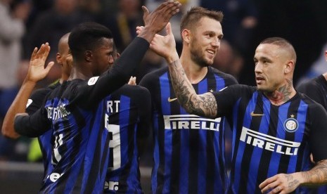 Gelandang Inter Milan, Radja Nainggolan (kanan) merayakan gol kelima Inter ke gawang Genoa bersama rekan setimnya pada laga Serie A di Giuseppe Meazza, Ahad (4/11) dini hari WIB.