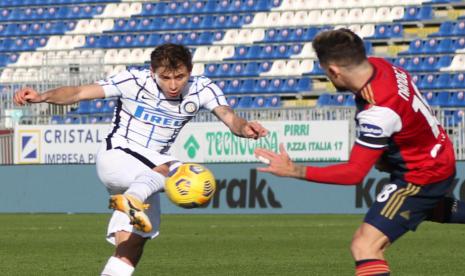  Gelandang Inter, Nicolo Barella (kiri) beraksi pada laga Serie A melawan Cagliari, Ahad (13/12).