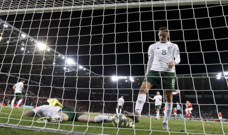 Gelandang Irlandia Alan Browne (kanan) positif Covid-19 saat bermain melawan Inggris.