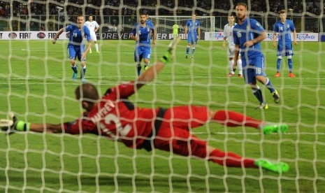 Gelandang Italia Daniele De Rossi mencetak gol melalui titik putih penalti saat melawan Bulgaria pada laga kualifikasi Piala Eropa Group H di Renzo Barbera Stadium, Palermo, Italia, 6 September 2015.