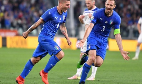 Gelandang Italia Marco Verratti (kiri) merayakan gol kemenangan timnya yang dicetaknya saat menghadapi Bosnia pada kualifikasi Piala Eropa 2020.