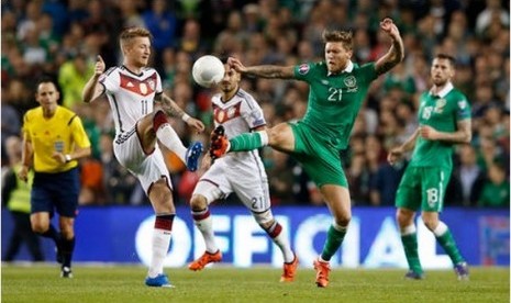 Gelandang Jerman Marco Reus (kiri) berebut bola dengan pemain Irlandia Jeff Hendrick