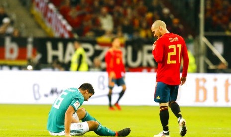 Gelandang Jerman, Sami Khedira terlihat kesakitan saat laga persahabatan lawan Spanyol di Espirit Arena, Dusseldorf, Sabtu (24/3) dini hari WIB. Laga berakhir imbang 1-1.