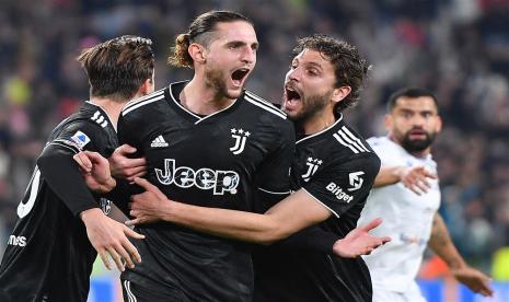 Gelandang Juventus Adrien Rabiot (tengah) merayakan golnya ke gawang Sampdoria dalam laga Serie A Liga Italia di Turin.