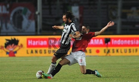 Gelandang Juventus Andrea Pirlo saat laga Juventus VS ISL Star di Stadion GBK, Jakarta, Rabu (6/8).