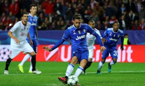 Gelandang Juventus Claudio Marchisio saat mengambil tendangan penalti melawan Sevilla.